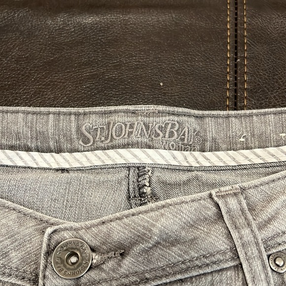 Clean and classic grey jeans ready for the party - Picture 2 of 3